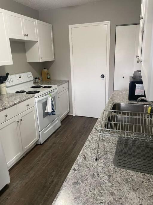קמרוז Wonderful 2-Bedroom Apartment מראה חיצוני תמונה